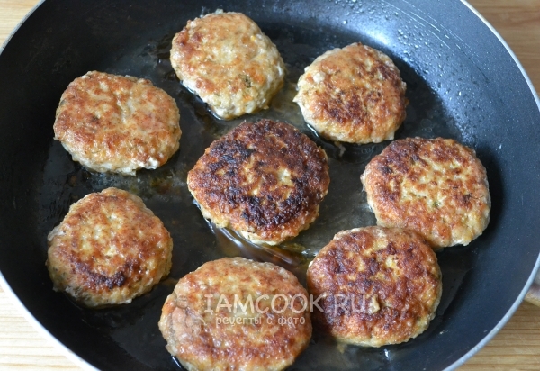 Пожарить котлеты