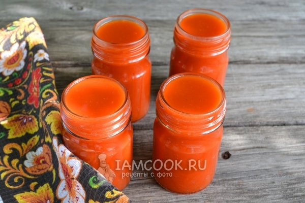 Разлить кетчуп по банкам