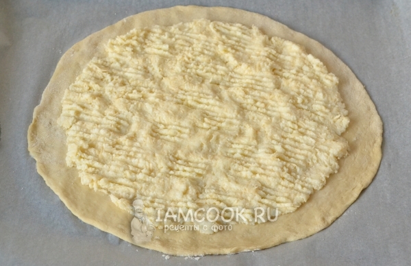 Положить на тесто начинку