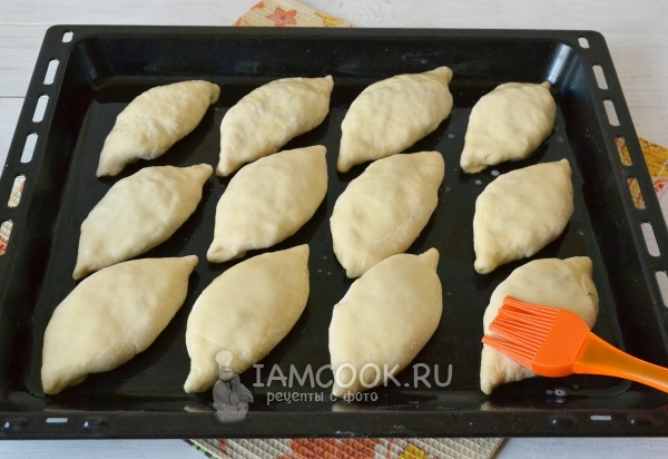 Положить пирожки на противень