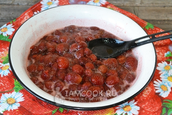 Нагреть ягоды с сахаром