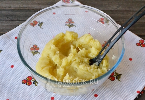 Размешать лук с картофелем