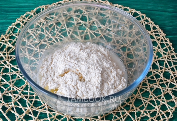 Добавить муку, соль и масло