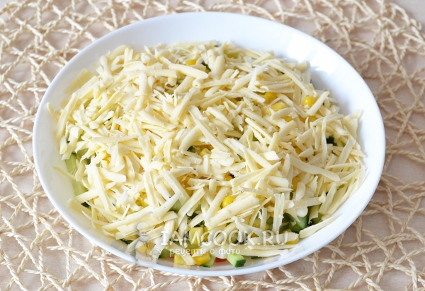 Положить тертый сыр