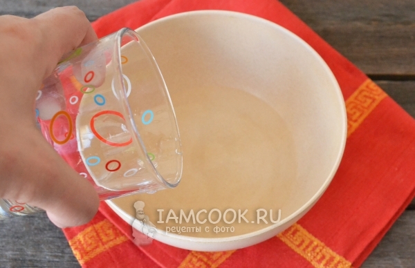 Влить в миску теплую воду