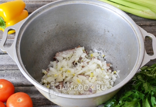 Добавляем измельчённый лук