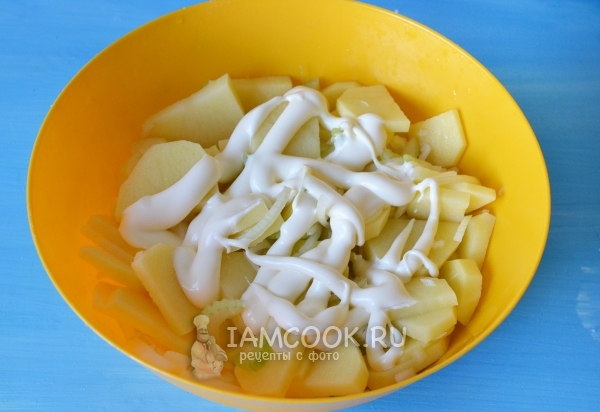 Соединить овощи с майонезом