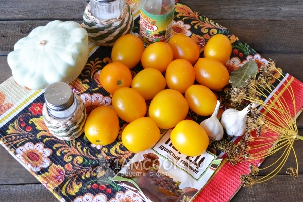 Ингредиенты для помидоров, маринованных с патиссонами, на зиму