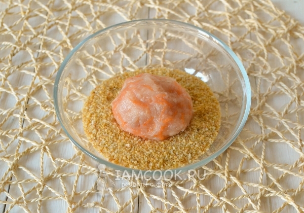 Обвалять котлету в сухарях