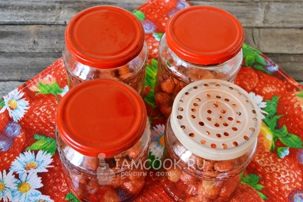 Накрыть банки крышками