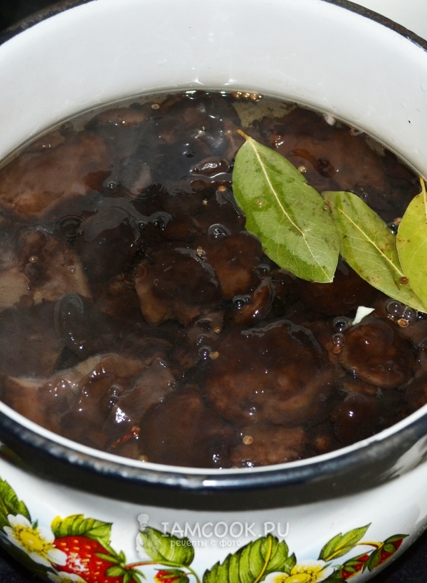 Положить свинушки в маринад