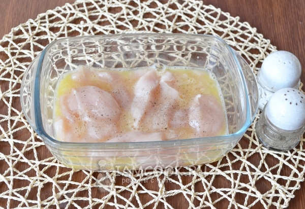 Положить куриную грудку во взбитые яйца