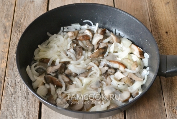 Обжарить грибы с луком