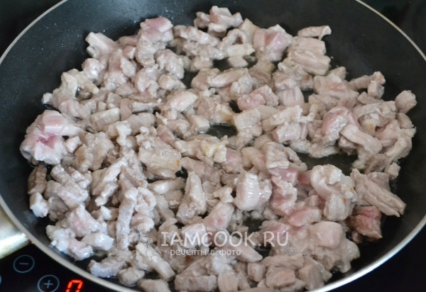 Обжарить мясо