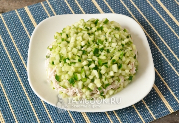 Положить слой огурцов