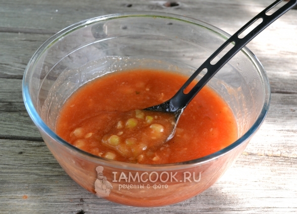 Перемешать кетчуп ложкой