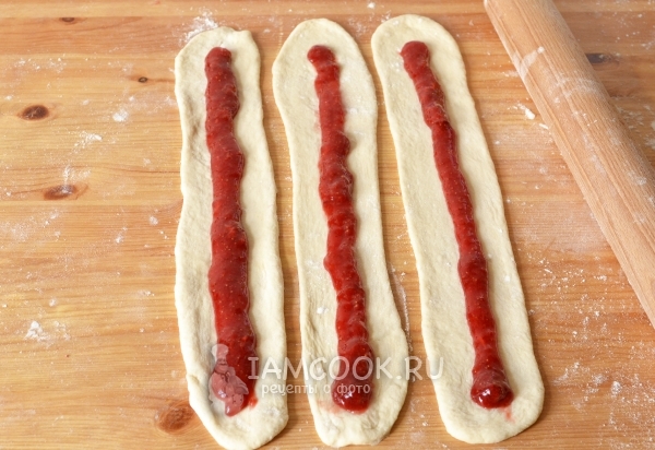 Выложить варенье на тесто