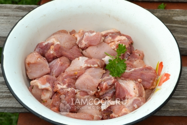 Натереть мясо специями с солью