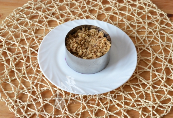 Выложить слой орехов