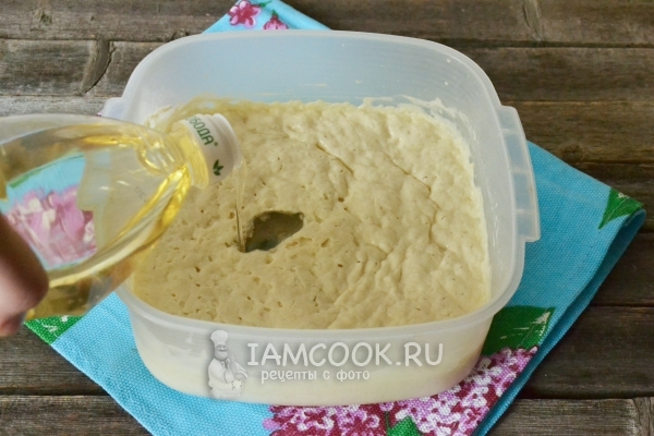 Влить масло