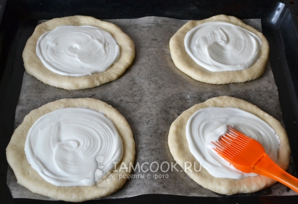 Смазать тесто сметаной