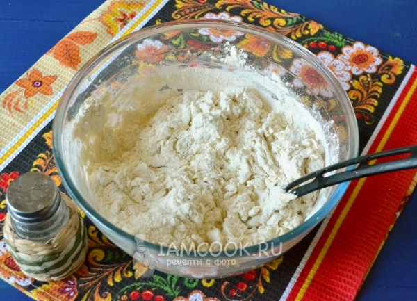 Размешать муку с водой