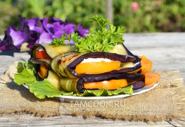 Фото конвертиков из баклажанов с помидорами и плавленым сыром