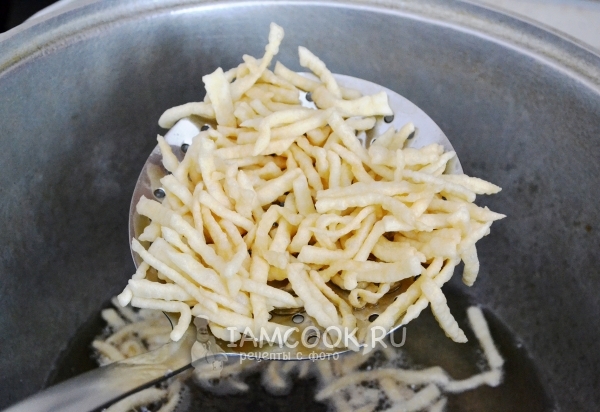 Достать соломку из масла шумовкой