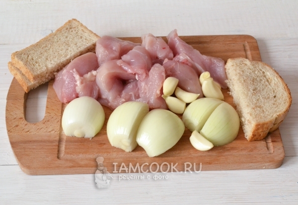 Подготовить курицу, лук, чеснок и батон