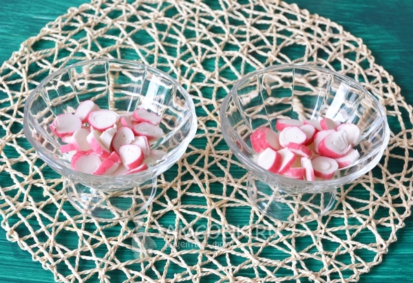 Положить слой крабовых палочек