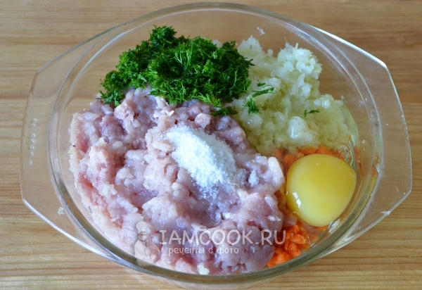 Добавить яйцо, зелень и соль