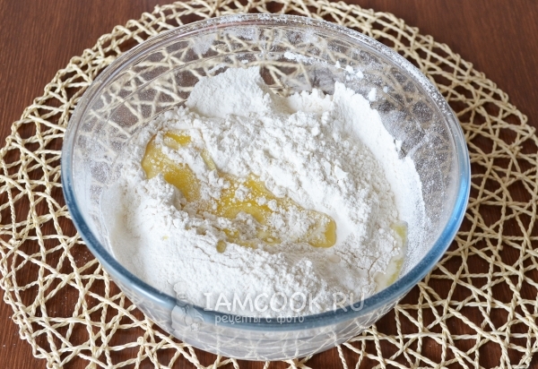 Добавить масло и желтки