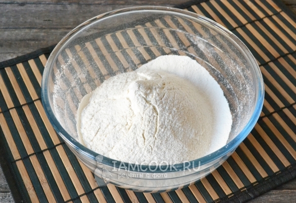 Просеяли муку в миску