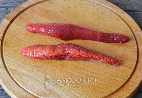Достать из рыбы икру