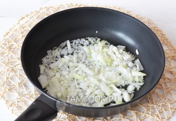 Обжарить лук