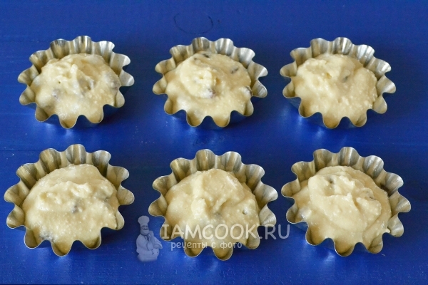 Переложить тесто в формочки