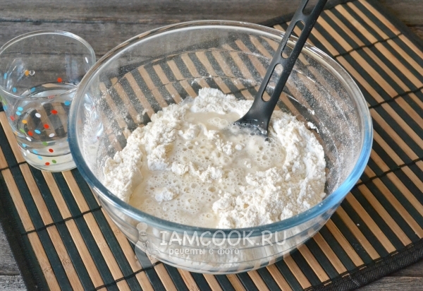 Влили немного тёплой кипячёной воды