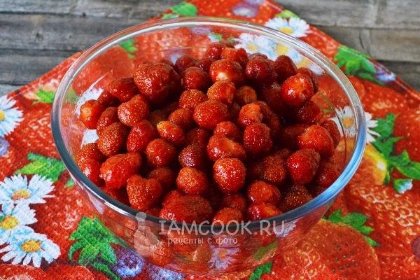 Удалить с клубники чашелистики