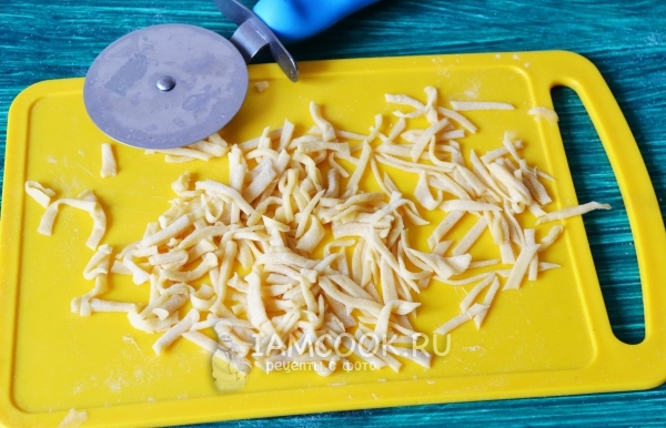 Порезать тесто на мелкие кусочки