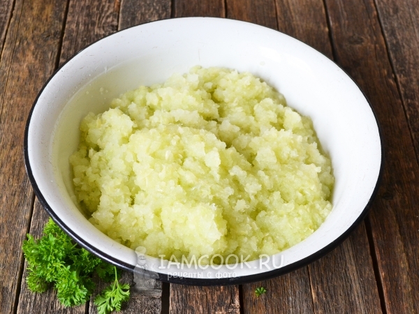Измельчить кабачки на мясорубке