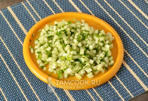 Порезать огурцы