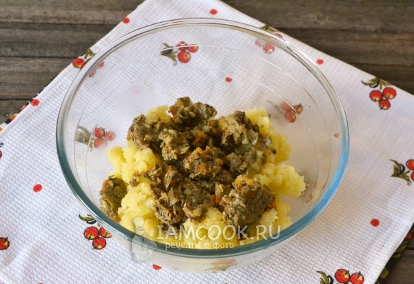 Положить грибной фарш