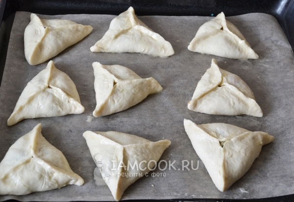 Положить пирожки на пергамент