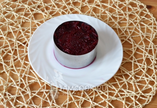 Положить на орехи свеклу