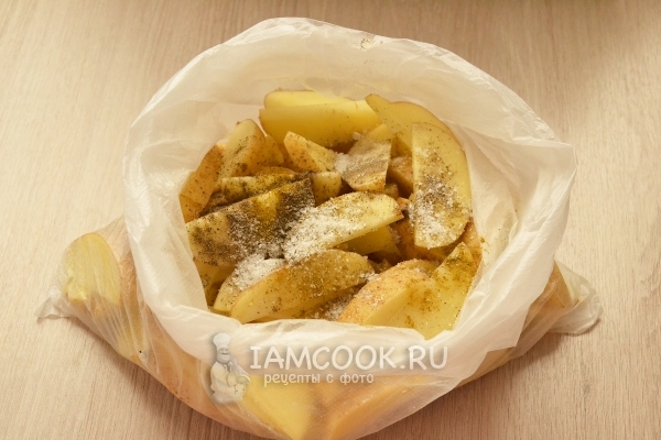 Всыпать соль и специи