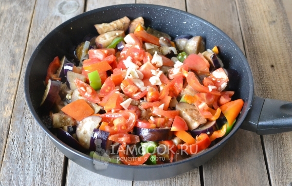 Добавить помидоры и чеснок