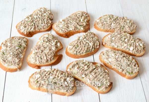 Намазать батон сайровой намазкой