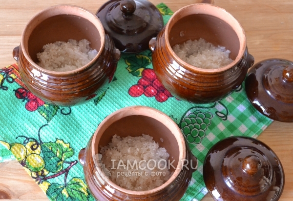 Положить рис в горшочки