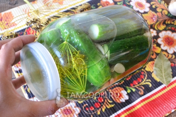 Встряхнуть банку с огурцами