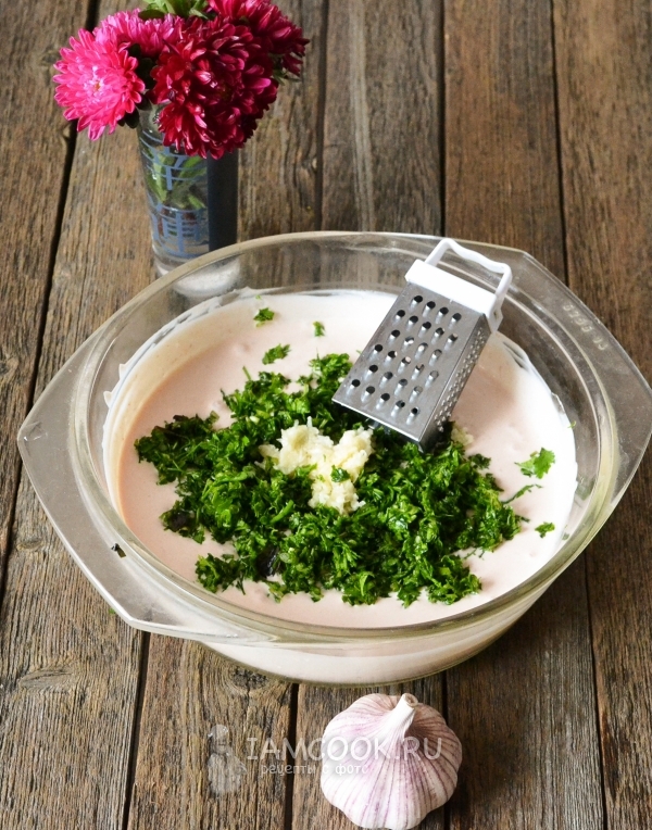 Добавить зелень и чеснок